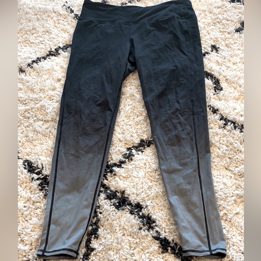 Athleta women’s ombré workout leggings. Size large.